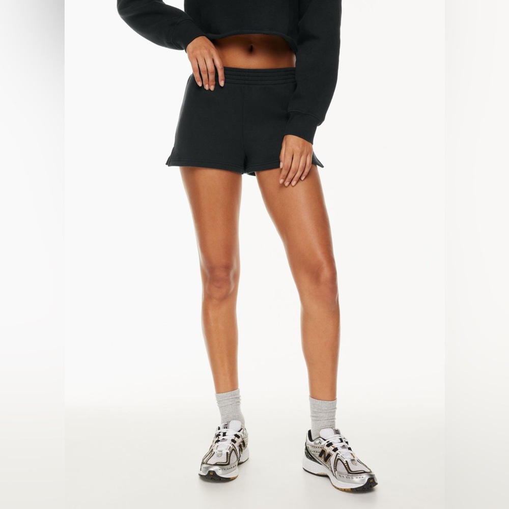 Aritzia Cozy Fleece Perfect Micro Sweatshort
Mid-rise sweatshorts (Size US M)